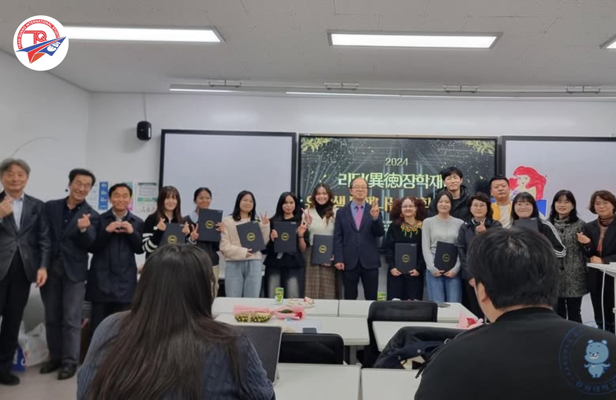 Lễ trao học bổng cho sinh viên đại học Quốc gia Kangwon