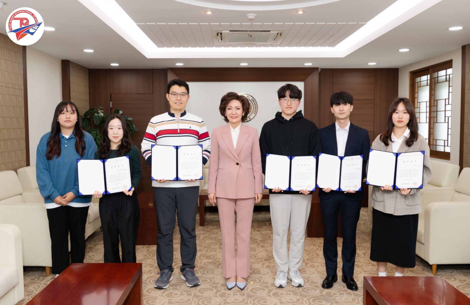 Lễ trao học bổng cho sinh viên sau đại học trường đại học Quốc gia Chungnam