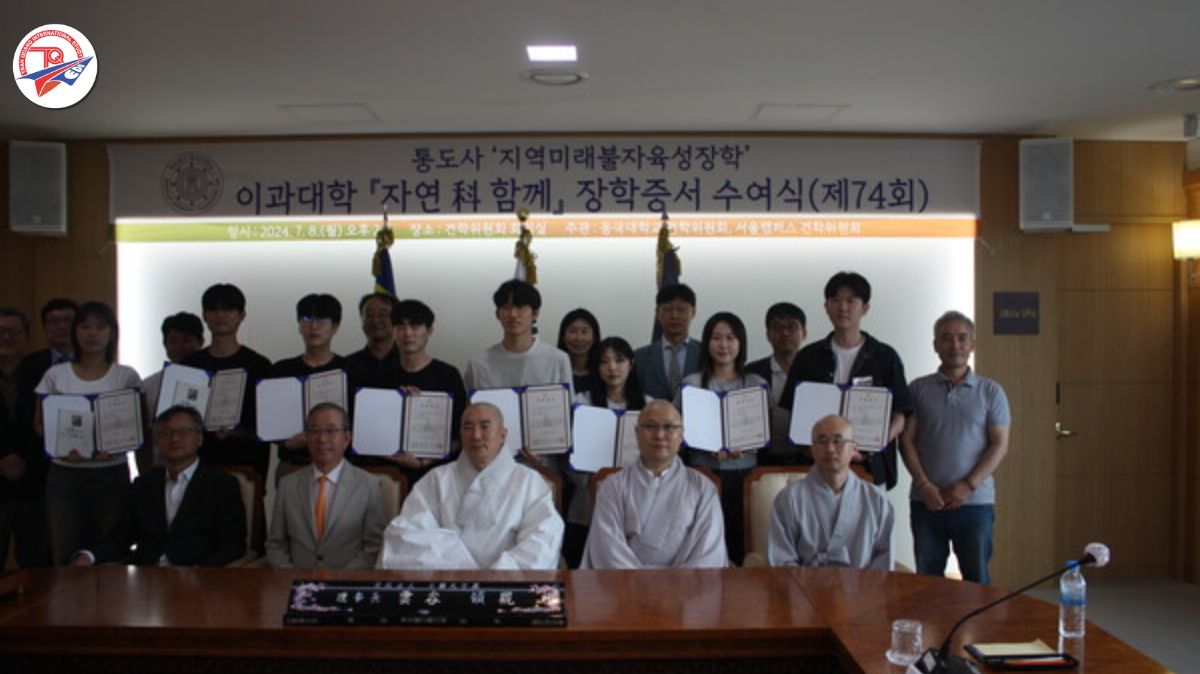 Sinh viên nhận học bổng từ trường đại học Dongguk