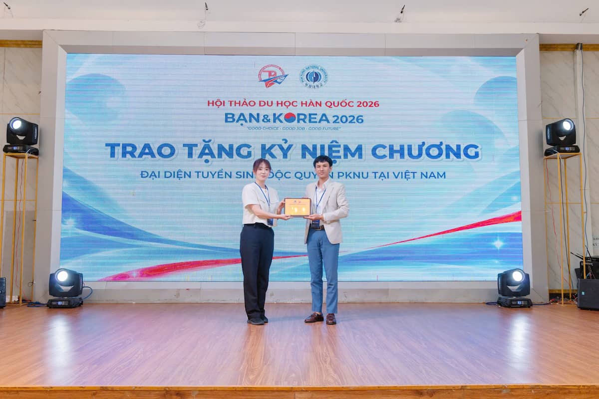 Đại diện Đại học Quốc gia Pukyong PKNU trao kỷ niệm chương tri ân cho Du học Quốc tế Trần Quang
