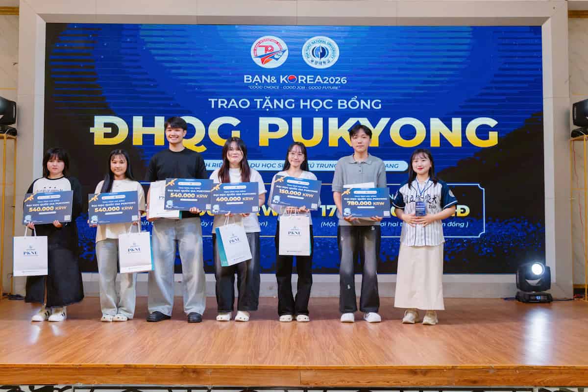 Đại học Quốc gia Pukyong trao tặng các suất học bổng giá trị cho du học sinh Trần Quang tại hội thảo