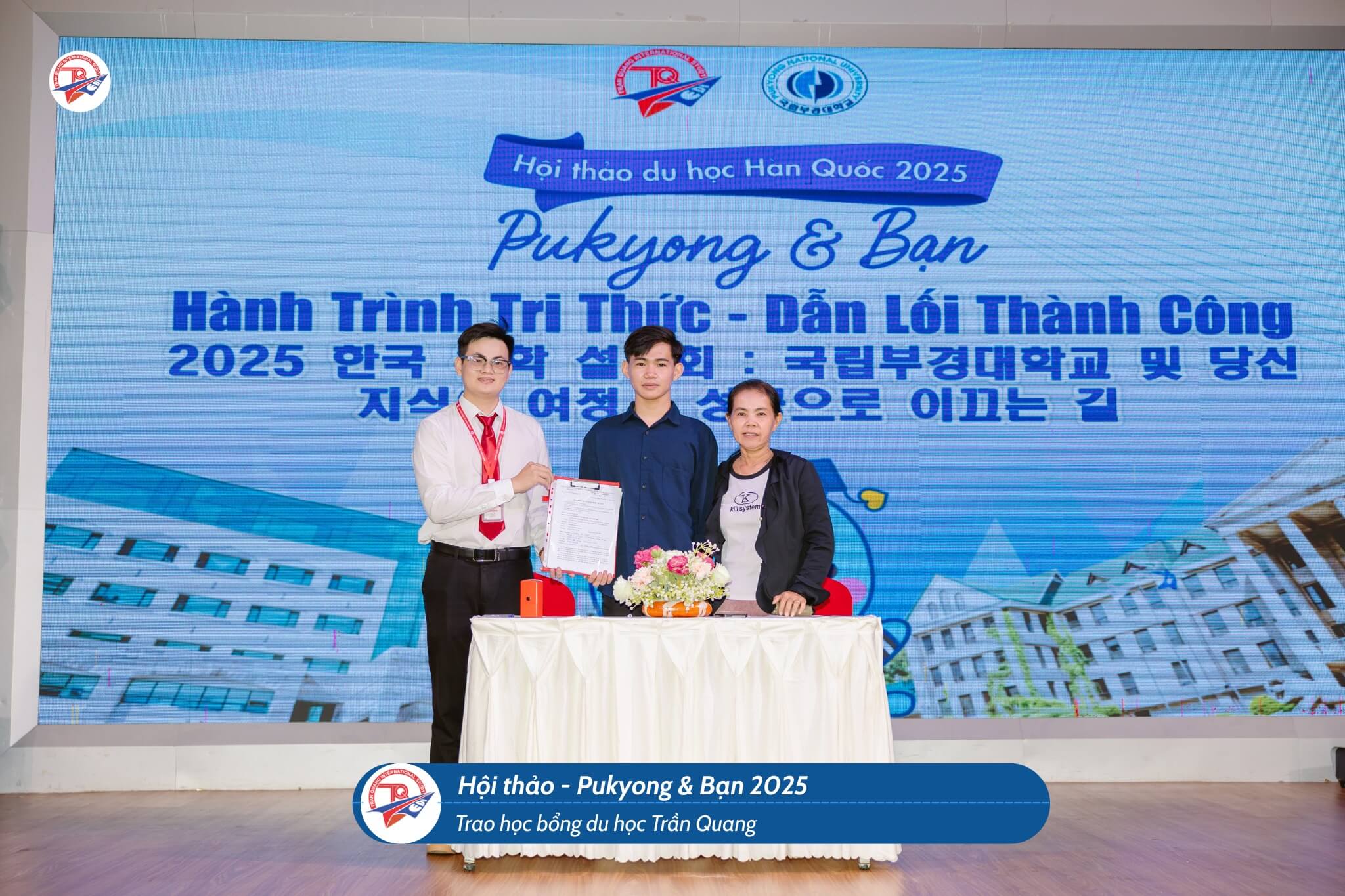 Trần Quang trao tặng học bổng cho sinh viên xuất sắc tại Hội thảo ĐHQG Pukyong 2025